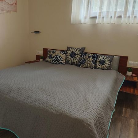 Gamma Apartmanok Es Jakuzzi Мішкольц Номер фото