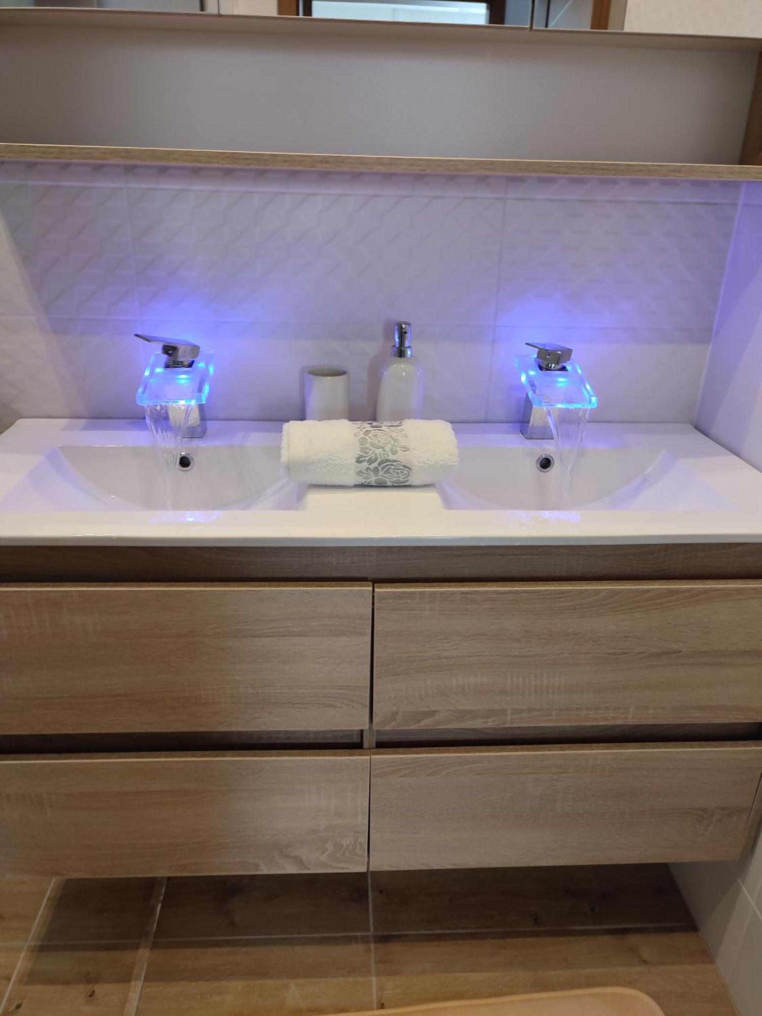 Gamma Apartmanok Es Jakuzzi Мішкольц Номер фото