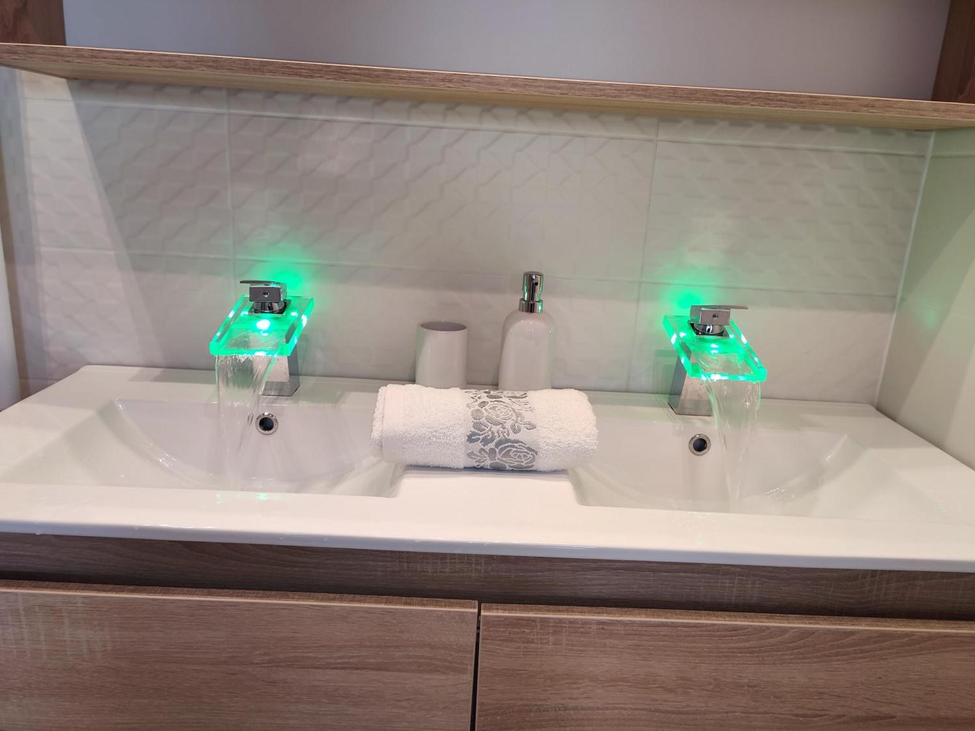 Gamma Apartmanok Es Jakuzzi Мішкольц Номер фото